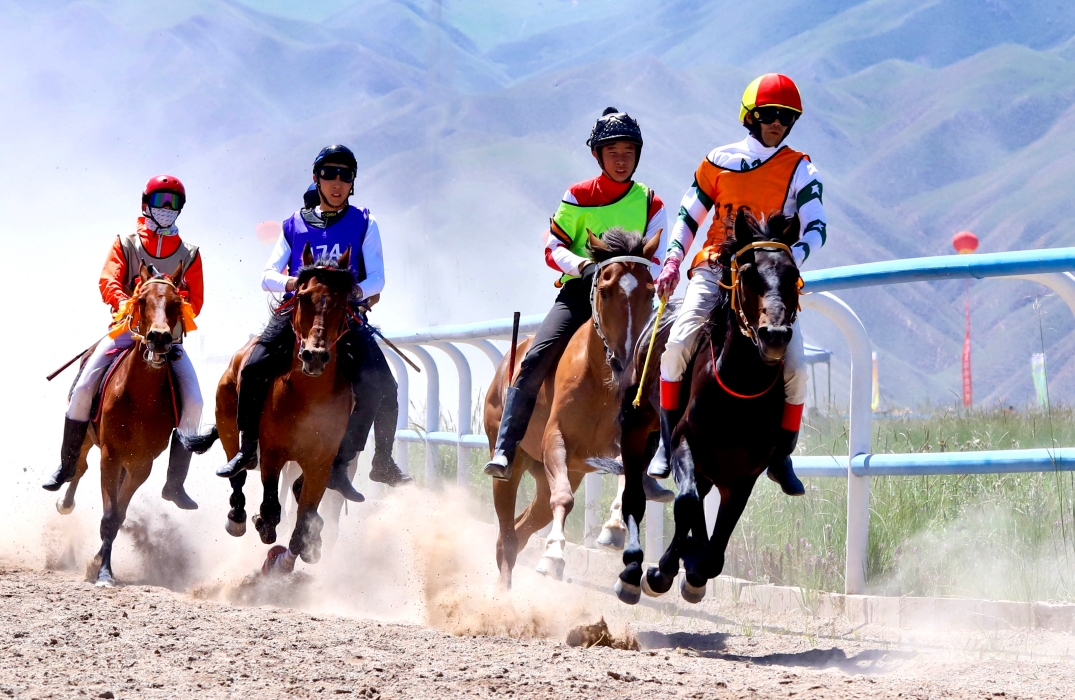 Gansu : une spectaculaire course de chevaux sur la prairie à Zhangye